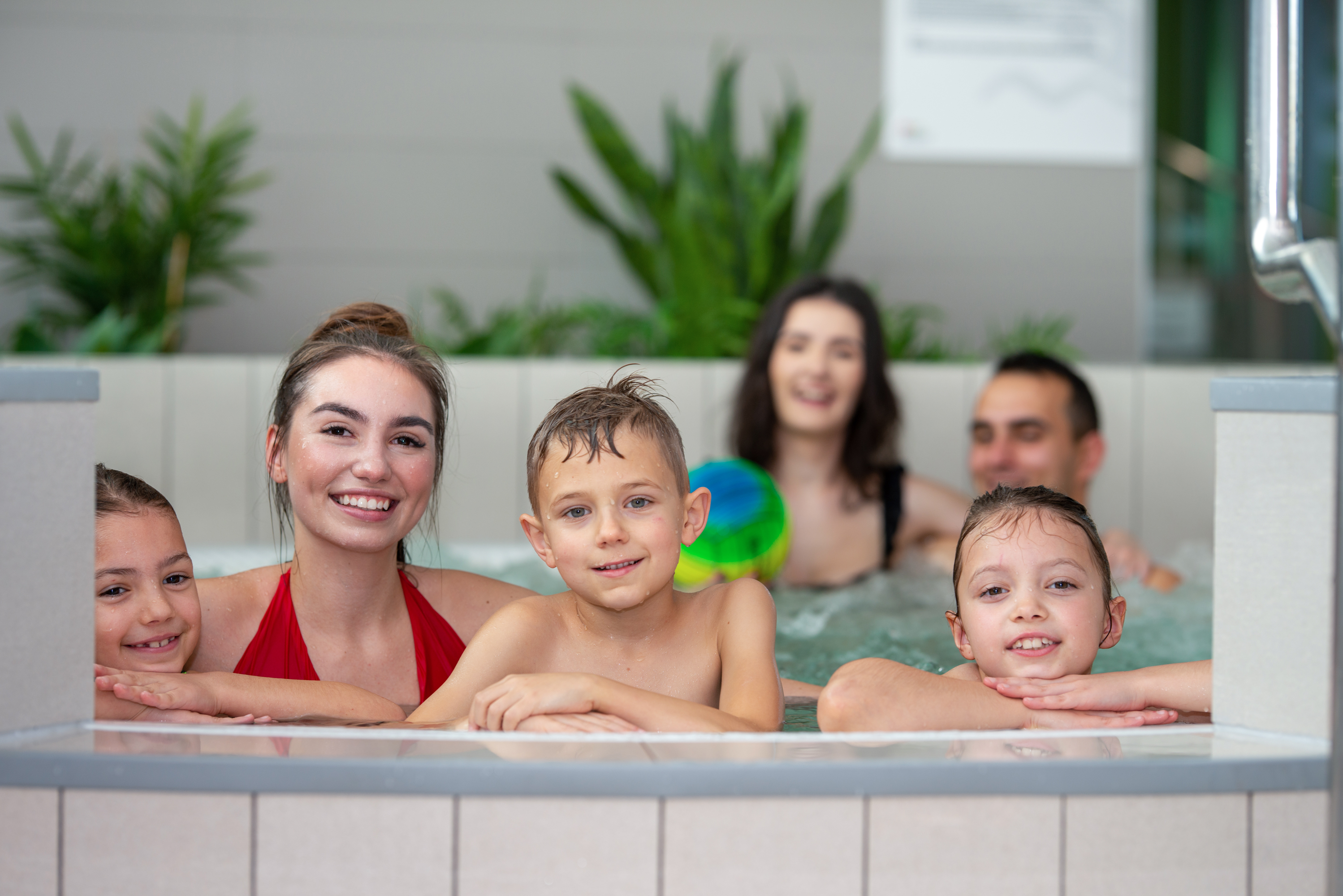 klienci na basenie w jacuzzi