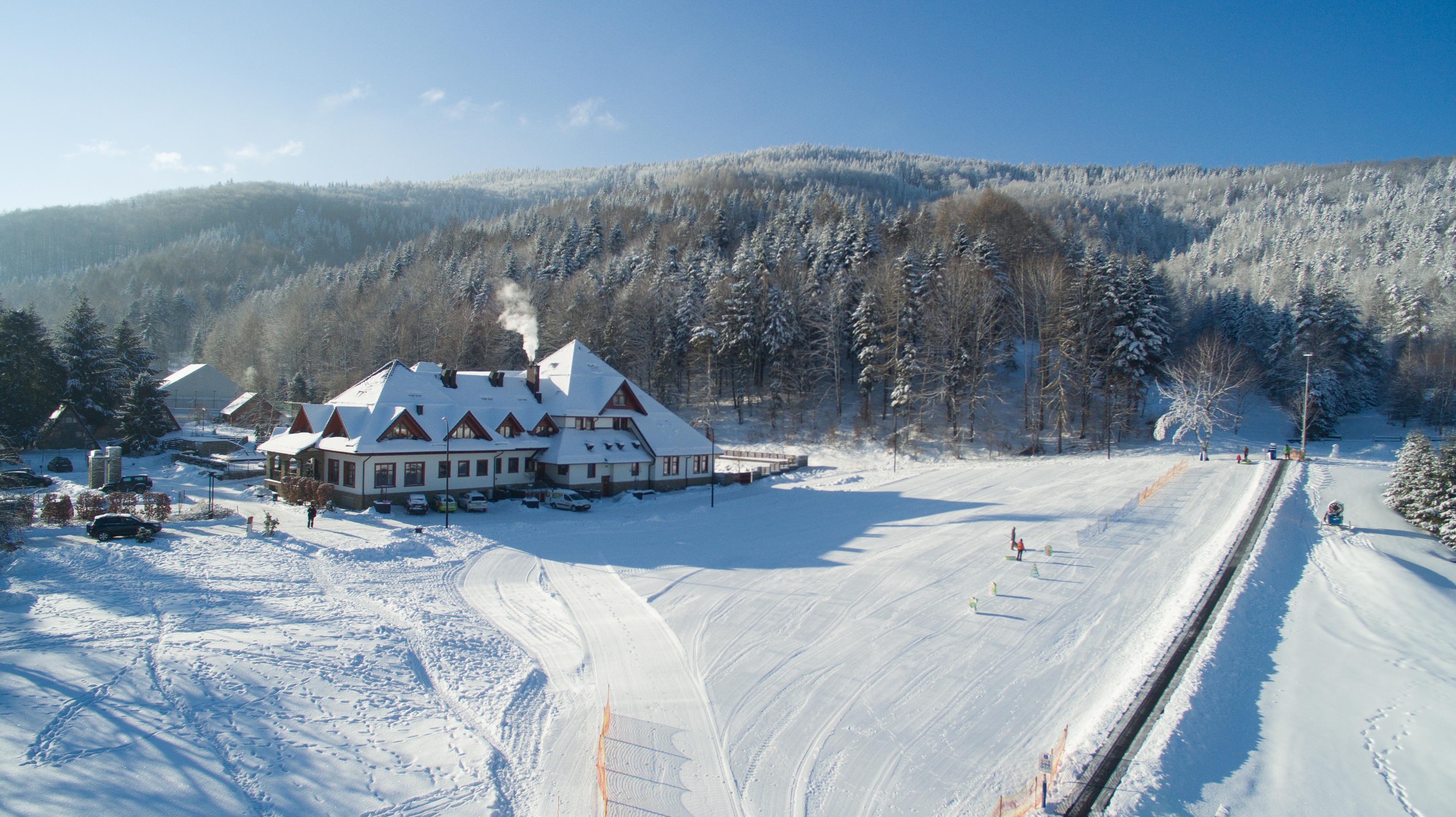 czarny gron hotel polana pingwina zdjęcie zimowe toru narciarskiego