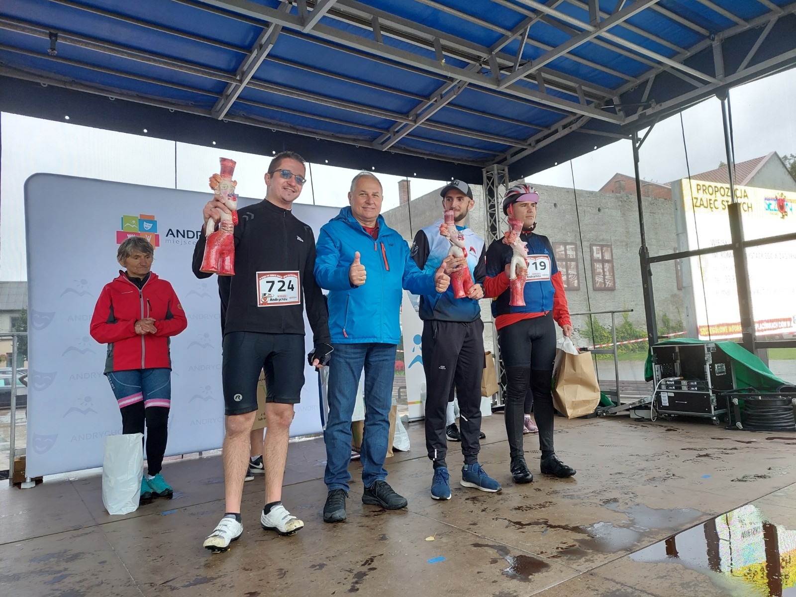 Uczestnicy X Biegu po serce Zbója. Andrychów