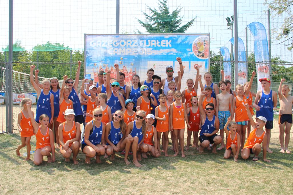 dzieci na obozie siatkówki plażowej