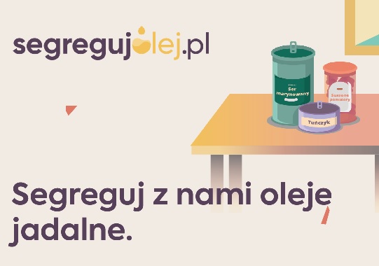 plakat promujący segregację zużytych olejów jadalnych. Na plakacie jest stół na którym znajdują się puste puszki po np. tuńczyku, pomidorach suszonych. W rogu znajduje się napis segreguj z nami oleje jadalne.