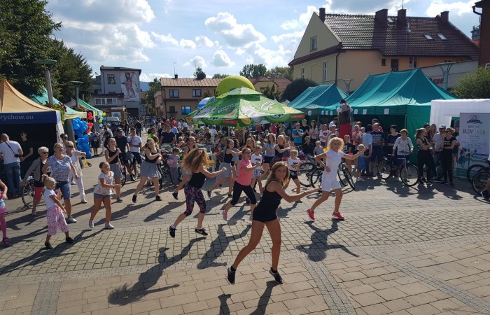 Bieg Zbója rozgrzewka uczestników na Placu Mickiewicza