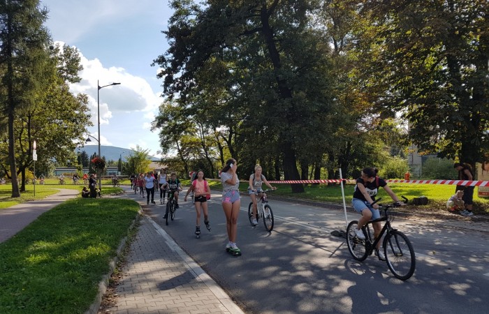 Bieg Zbója uczestnicy na trasie rowerowej