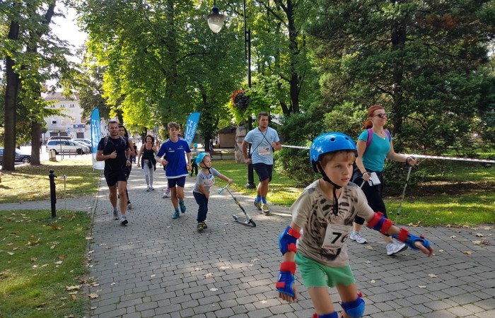 Bieg Zbója uczestnicy na trasie pieszej w parku