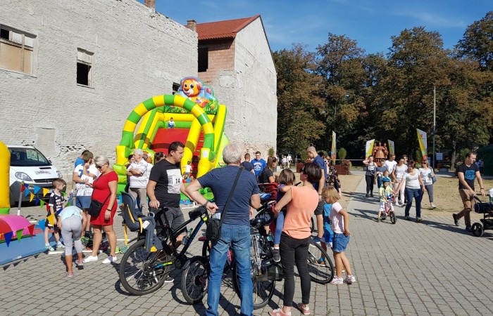 Bieg Zbója uczestnicy z dmuchanymi torami przeszkód w tle
