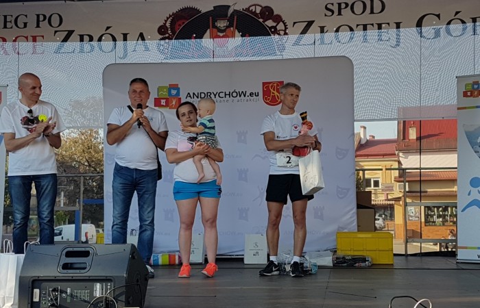 Bieg Zbója podziękowanie mamy i dziecka za zbiórkę